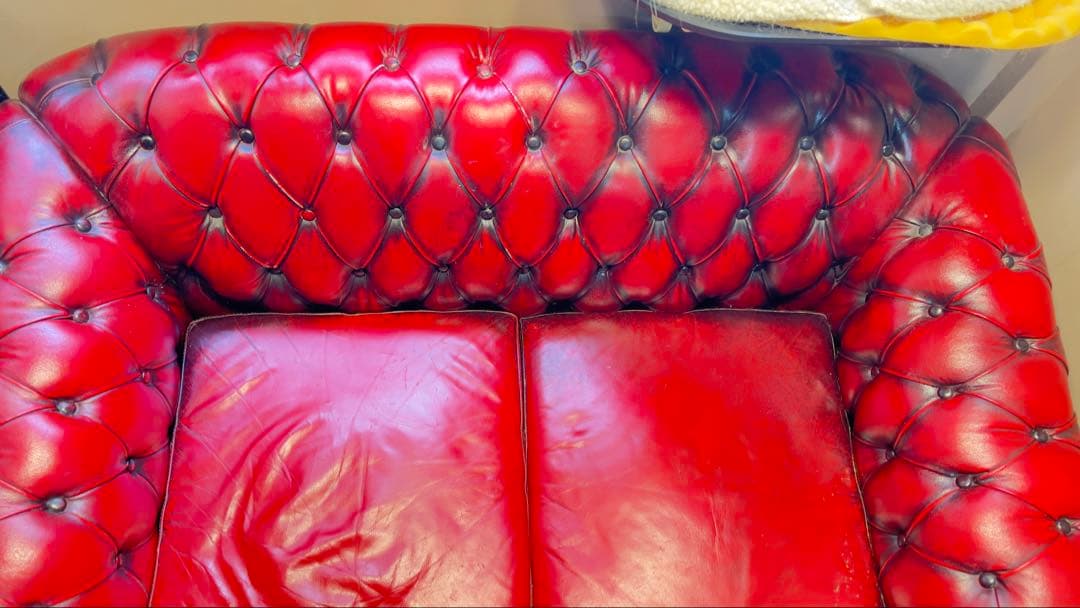 赤いレザー チュフテッドソファ 2人掛け