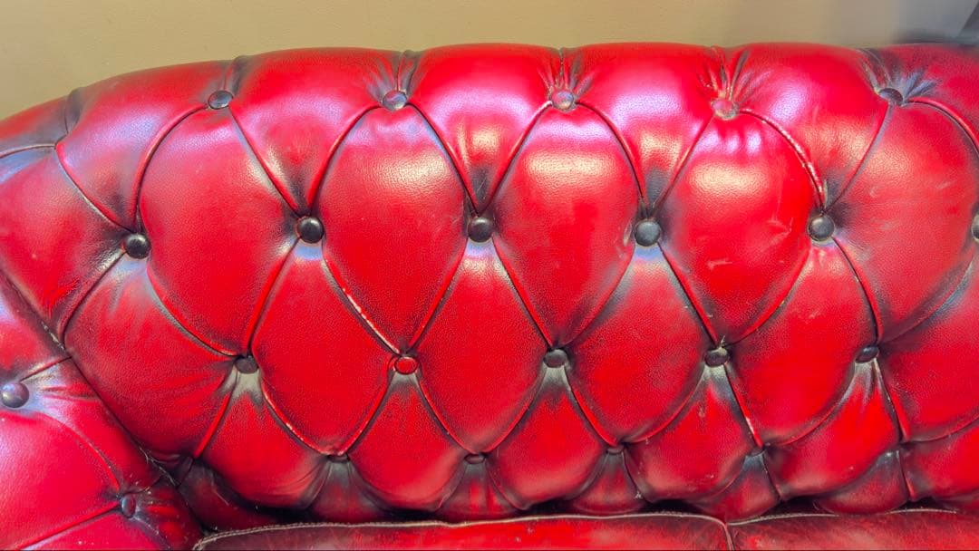 赤いレザー チュフテッドソファ 2人掛け