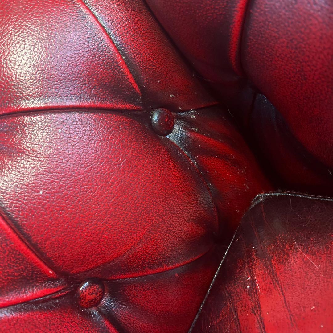 赤いレザー チュフテッドソファ 2人掛け