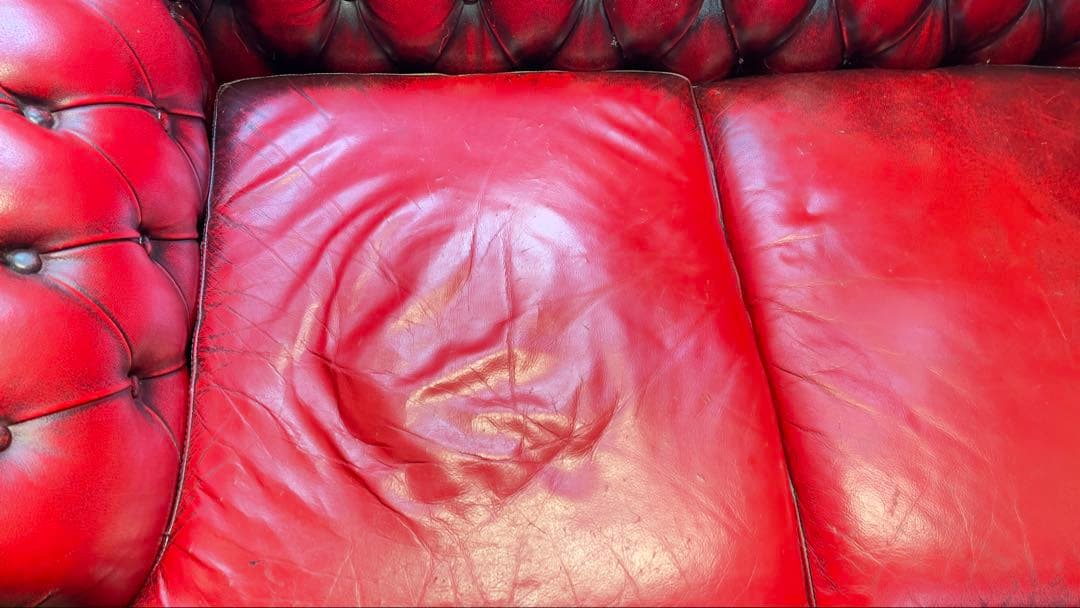 赤いレザー チュフテッドソファ 2人掛け