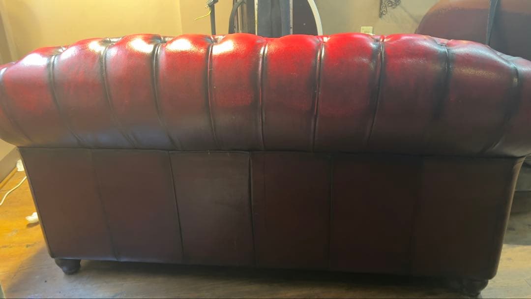 赤いレザー チュフテッドソファ 2人掛け