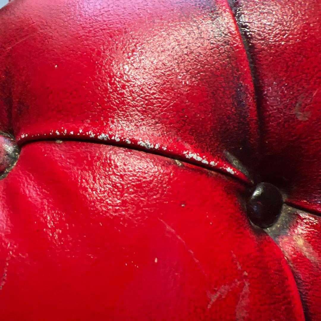 赤いレザー チュフテッドソファ 2人掛け