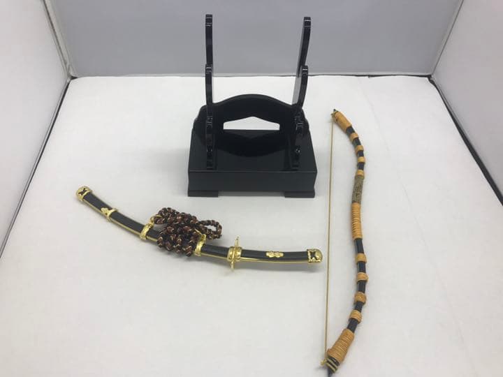 弓太刀飾り 二段飾り:大  弓藤巻・ケヤキ塗り：黒太刀