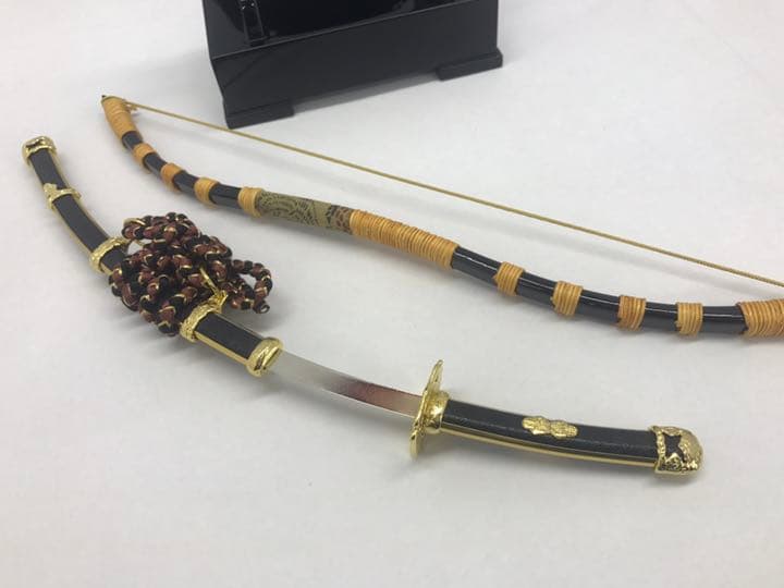 弓太刀飾り 二段飾り:大  弓藤巻・ケヤキ塗り：黒太刀