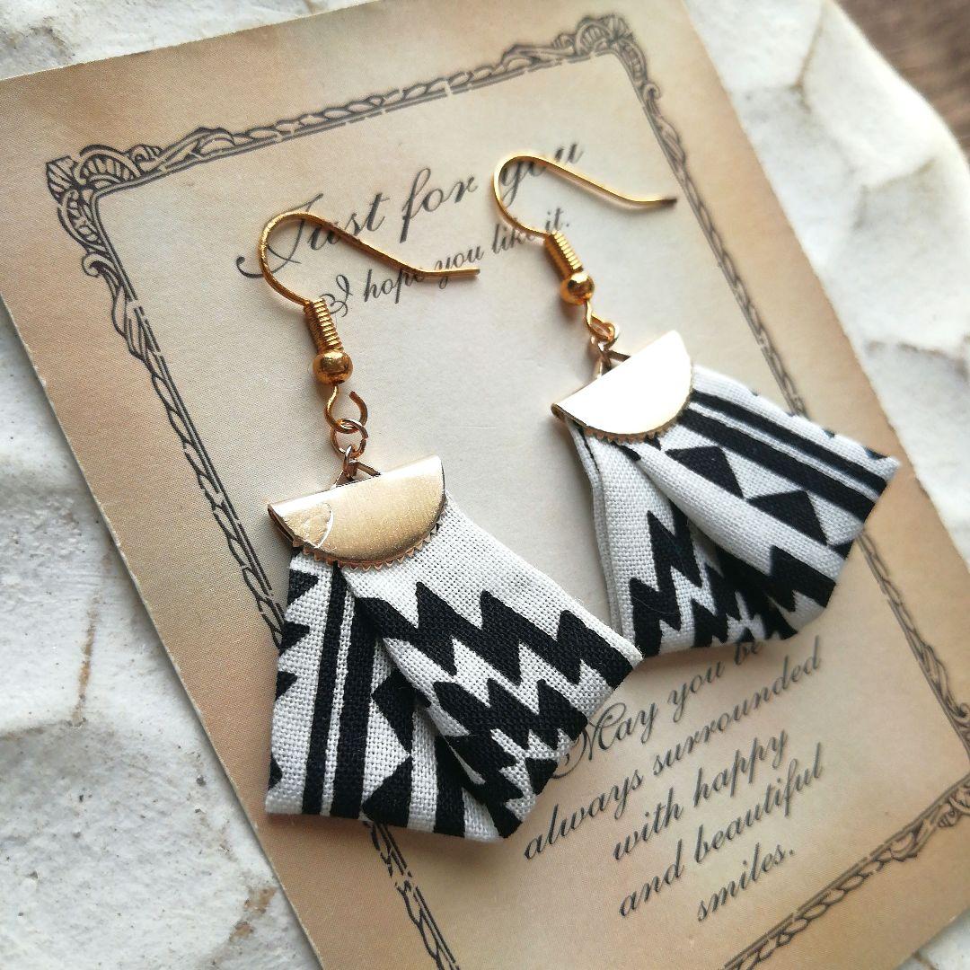 再販45　オルテガ　タッセル　リボン　ネイティブ　白　黒　ピアス　イヤリング