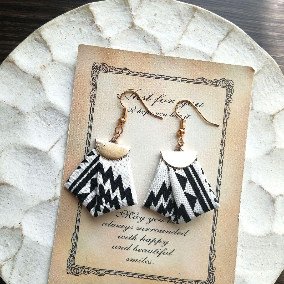 再販45　オルテガ　タッセル　リボン　ネイティブ　白　黒　ピアス　イヤリング