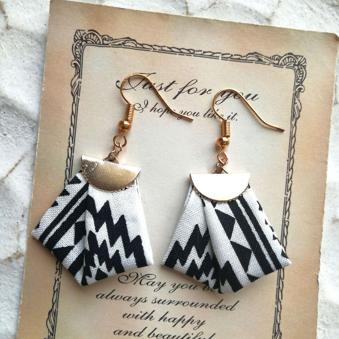 再販45　オルテガ　タッセル　リボン　ネイティブ　白　黒　ピアス　イヤリング