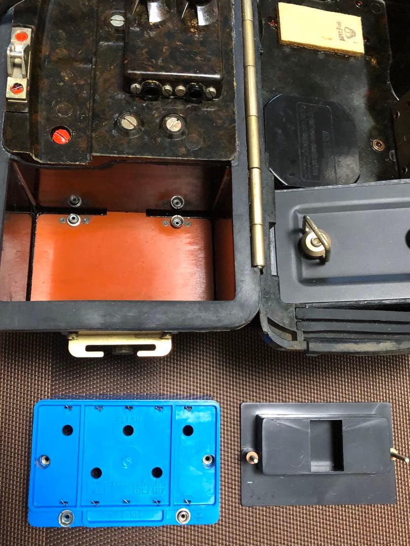 ￼★ドイツ軍放出品 NVA 野戦電話機 FF63S ★ドイツ軍迷彩服のおまけ付き