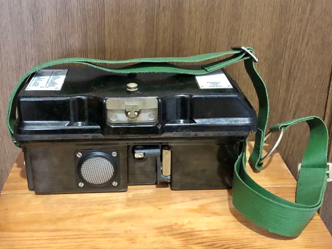 ￼★ドイツ軍放出品 NVA 野戦電話機 FF63S ★ドイツ軍迷彩服のおまけ付き