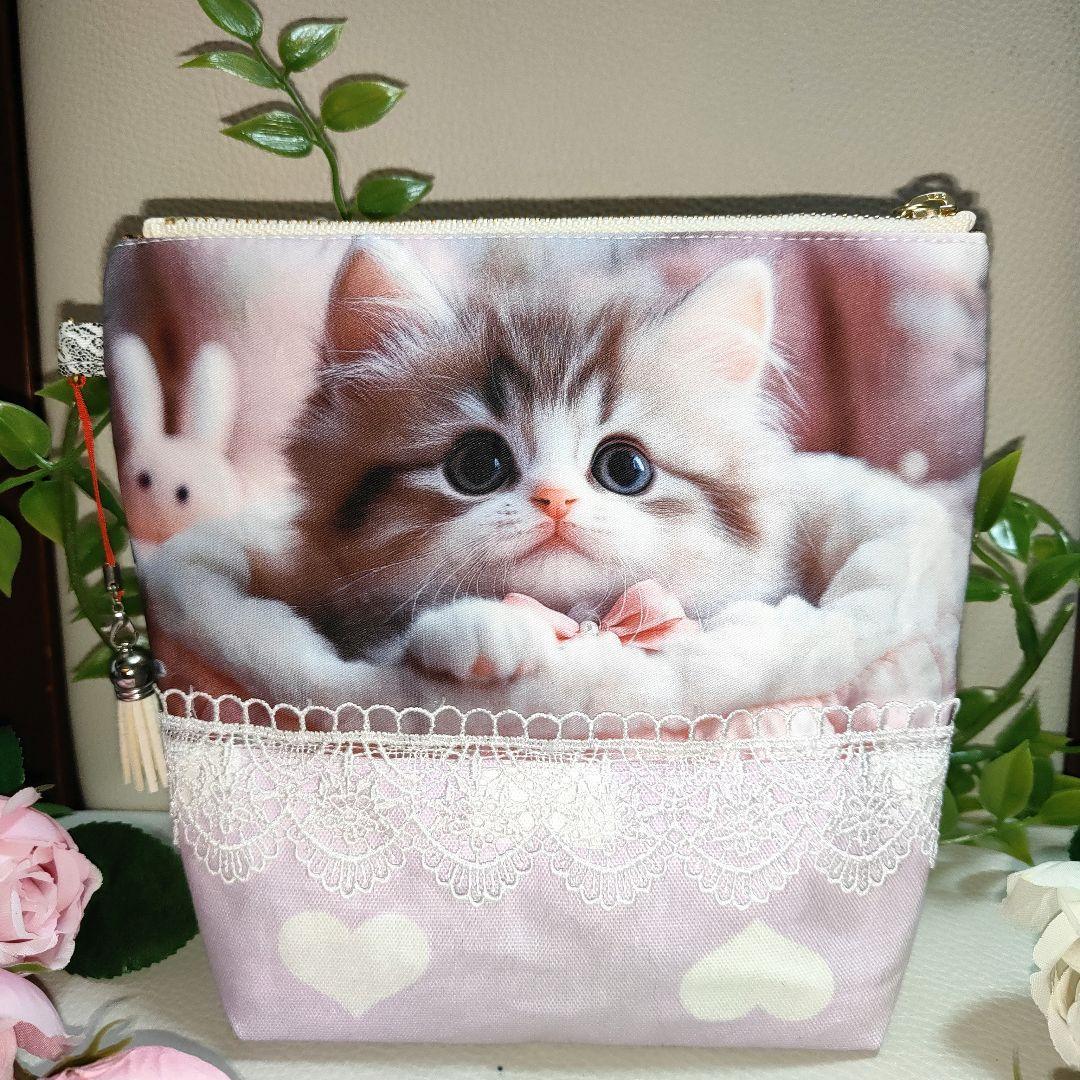 子猫デザインの布製ポーチ