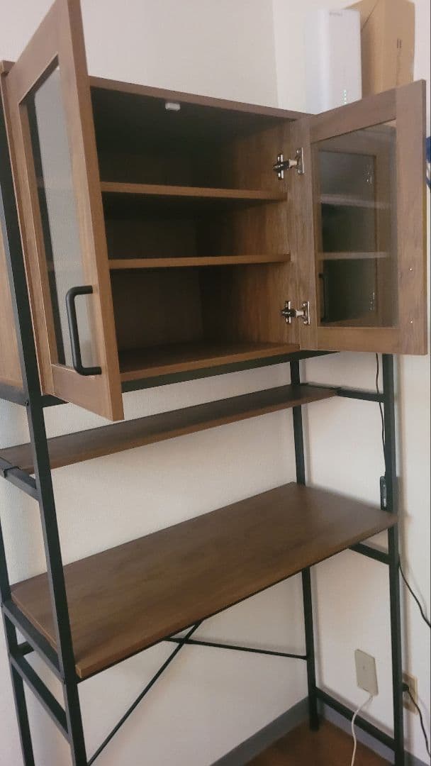 木製ガラス扉付きシェルフ