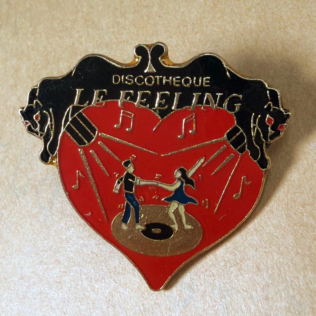 No.4296 ディスコ ダンス ハート 黒豹 ヴィンテージピンバッジ - メルカリ