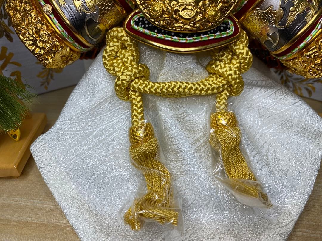 東京久月　五月人形　家紋付き正絹糸織兜飾り白木収納セット