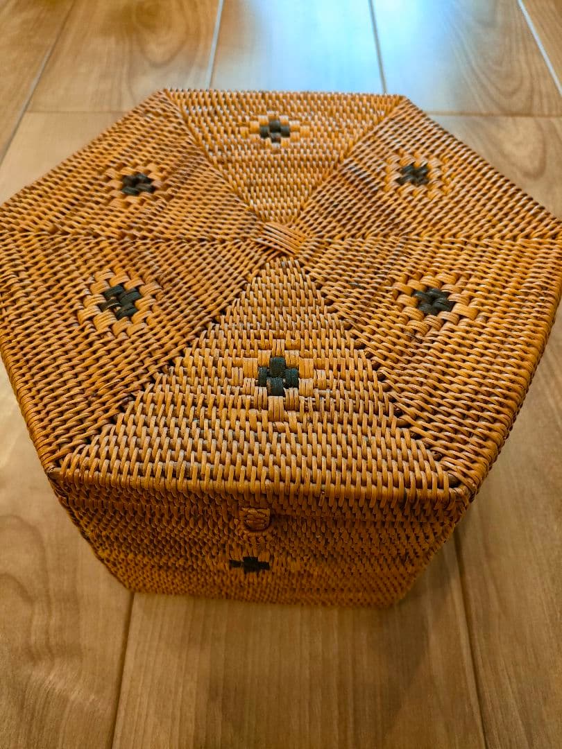 アジアン雑貨　アタのカゴ　未使用品　アタで編まれたフタ付き小物入れケース [L]