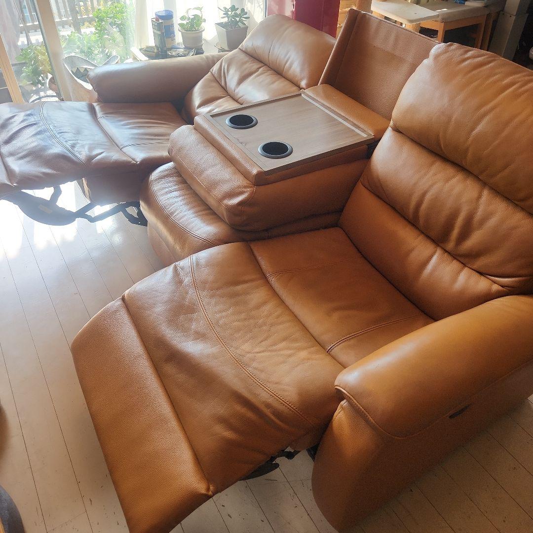 ニトリ　キャメル厚革電動テーブル付3人用ソファー