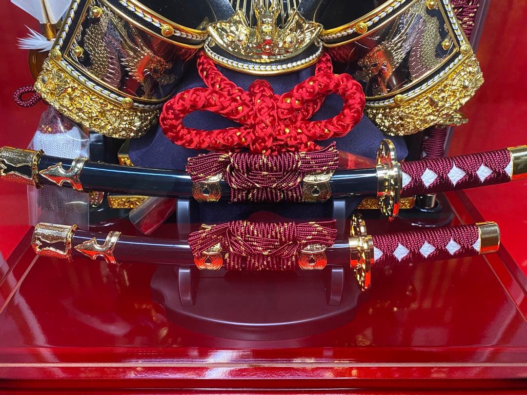 五月人形　彫金貫前兜飾り　パノラマアクリルケース入