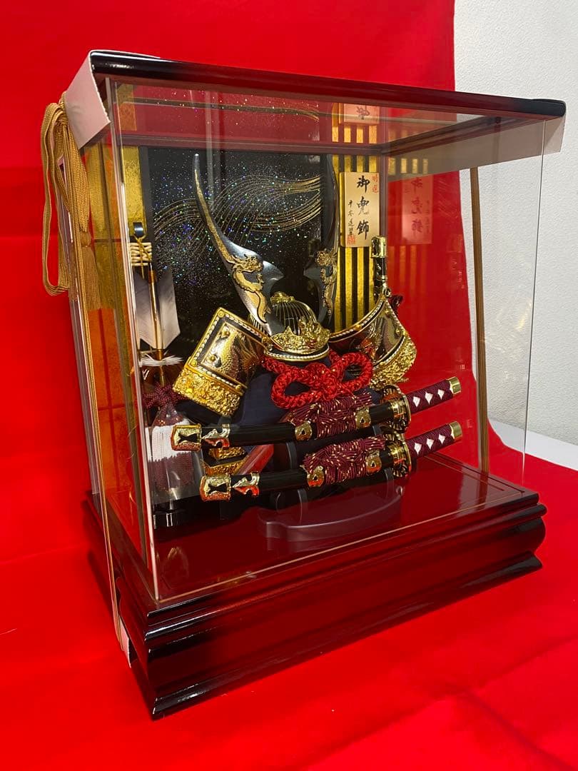 五月人形　彫金貫前兜飾り　パノラマアクリルケース入