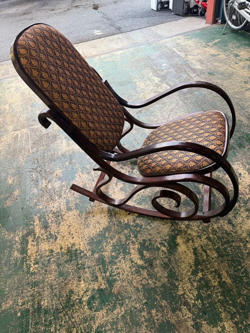 アンティーク調のロッキングチェア