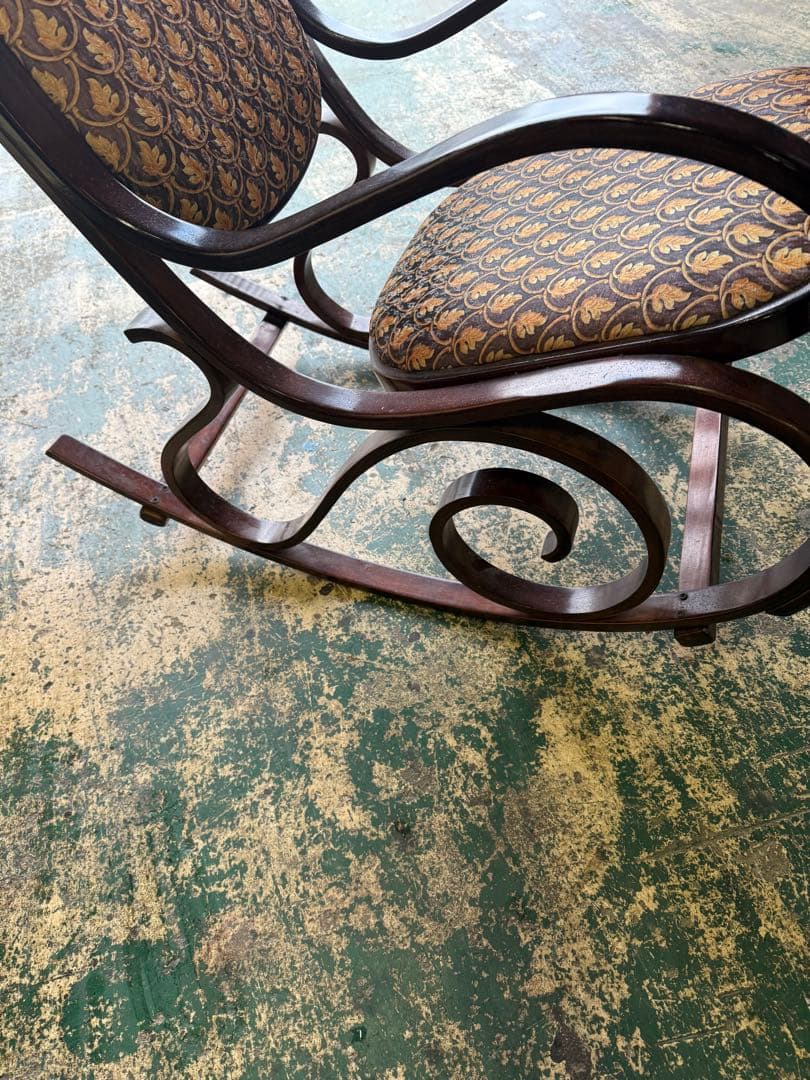 アンティーク調のロッキングチェア