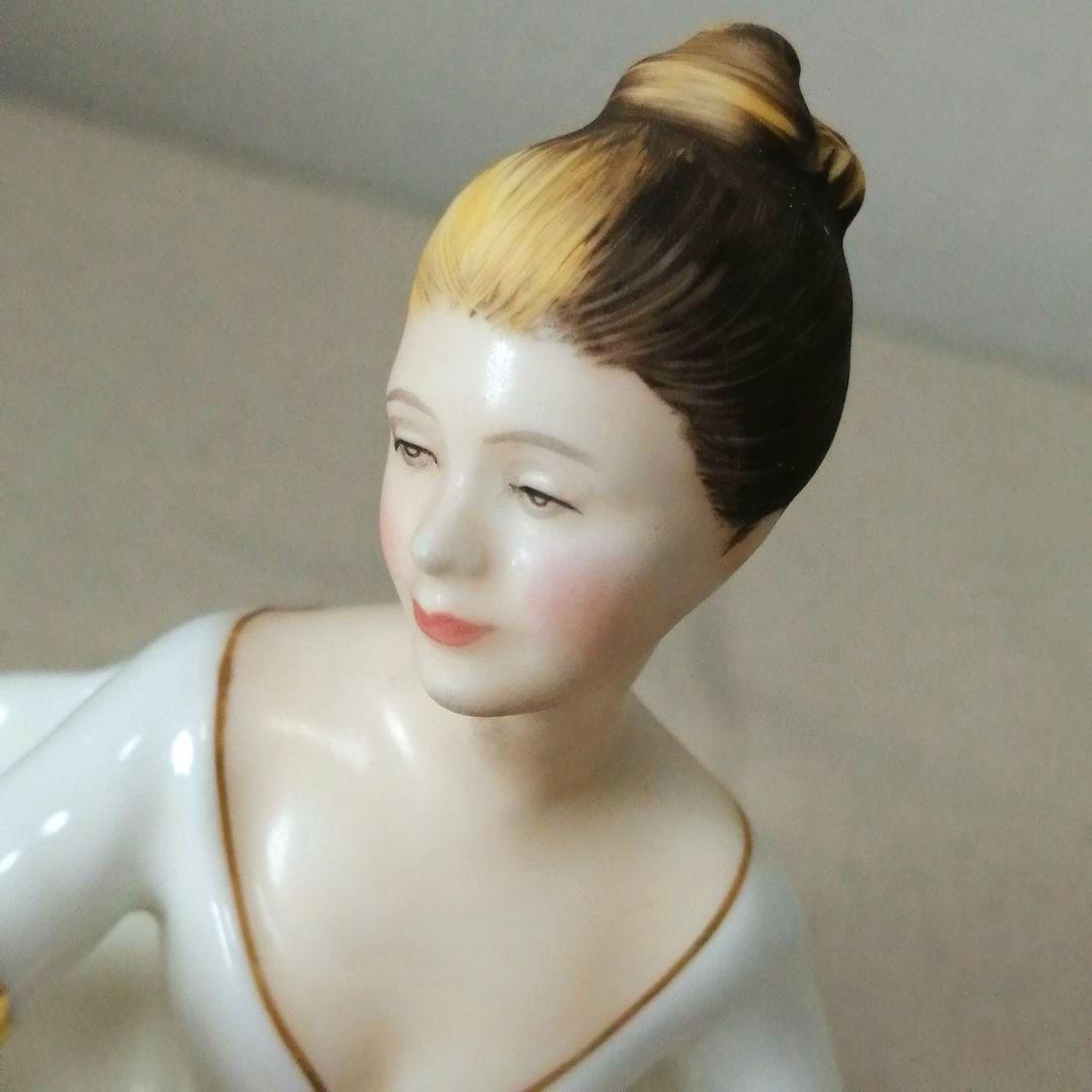 ロイヤルドルトン　フィギュリン　マイラブ　HN2339 陶器人形　フィギュア