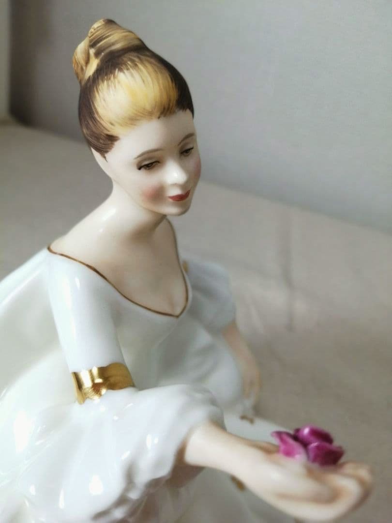 ロイヤルドルトン　フィギュリン　マイラブ　HN2339 陶器人形　フィギュア