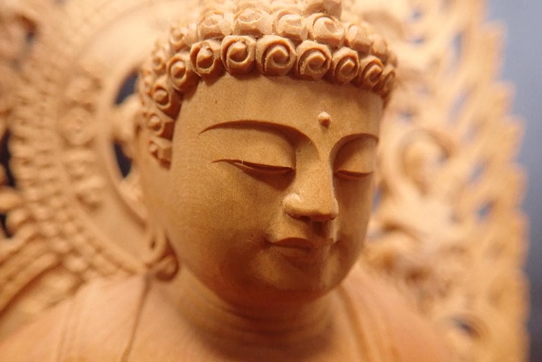 白檀　釈迦如来座像　八角台座　木彫仏像　仏教美術