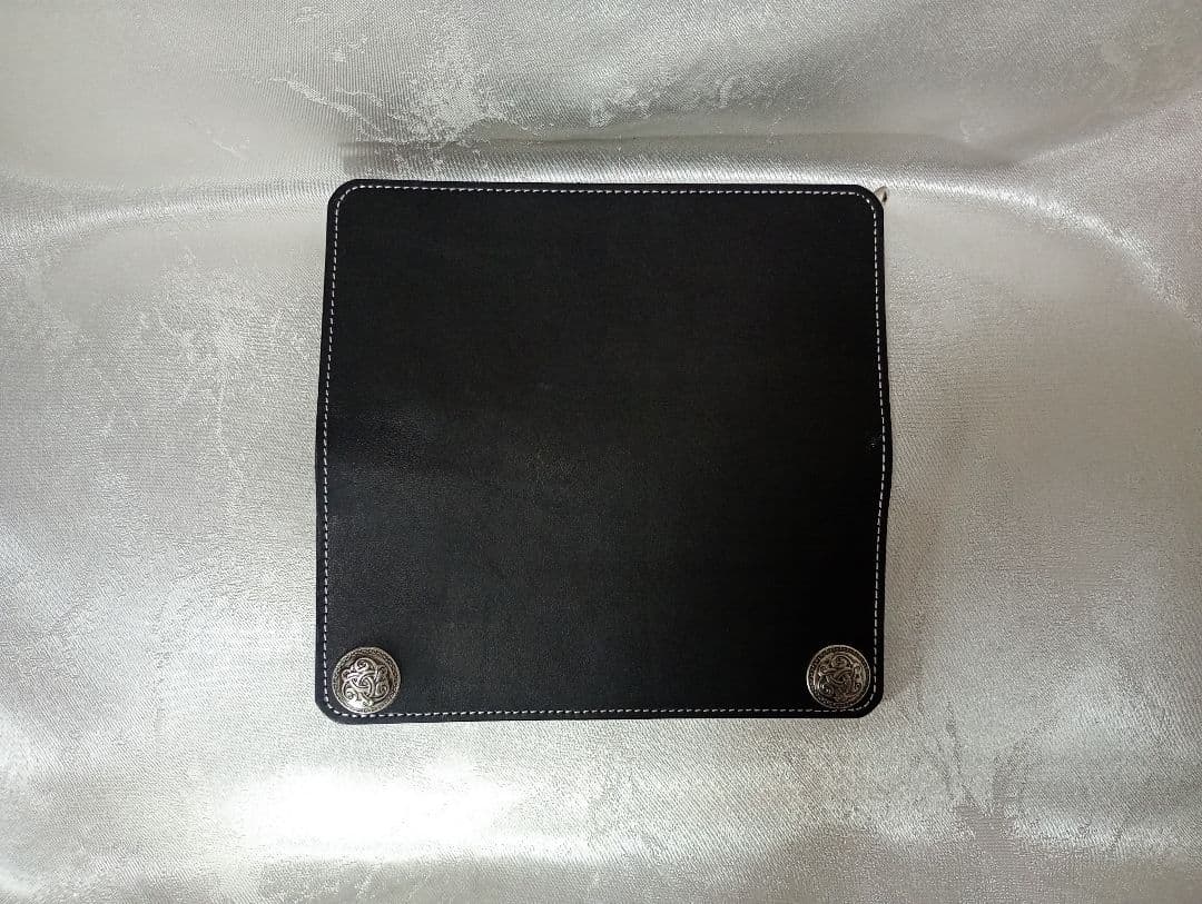 黒色　トラッカーウォレット　牛革　レザー　植物タンニン鞣し　三層二つ折り