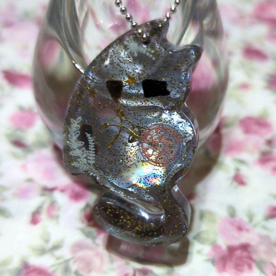 魔女猫なのに魔除する猫ちゃんオルゴナイトチャーム①