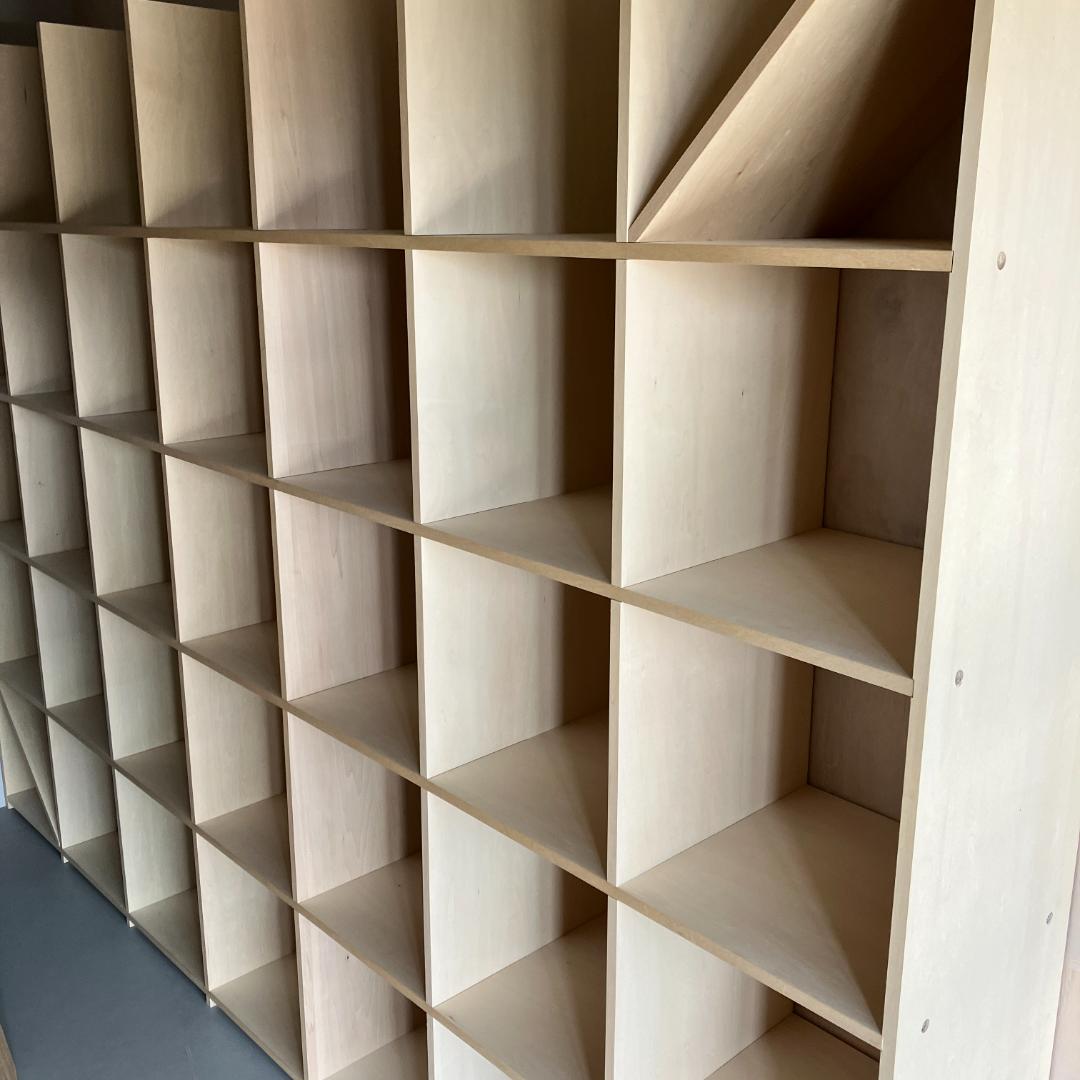 【伊勢原さま専用】マルゲリータ 壁一面の本棚 奥行350mm 縦5コマ×横7コマ