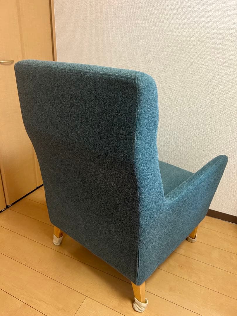 青いハイバックソファ