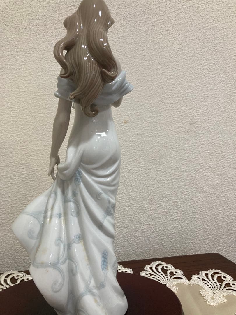 陶器製女性像 白と青のドレス