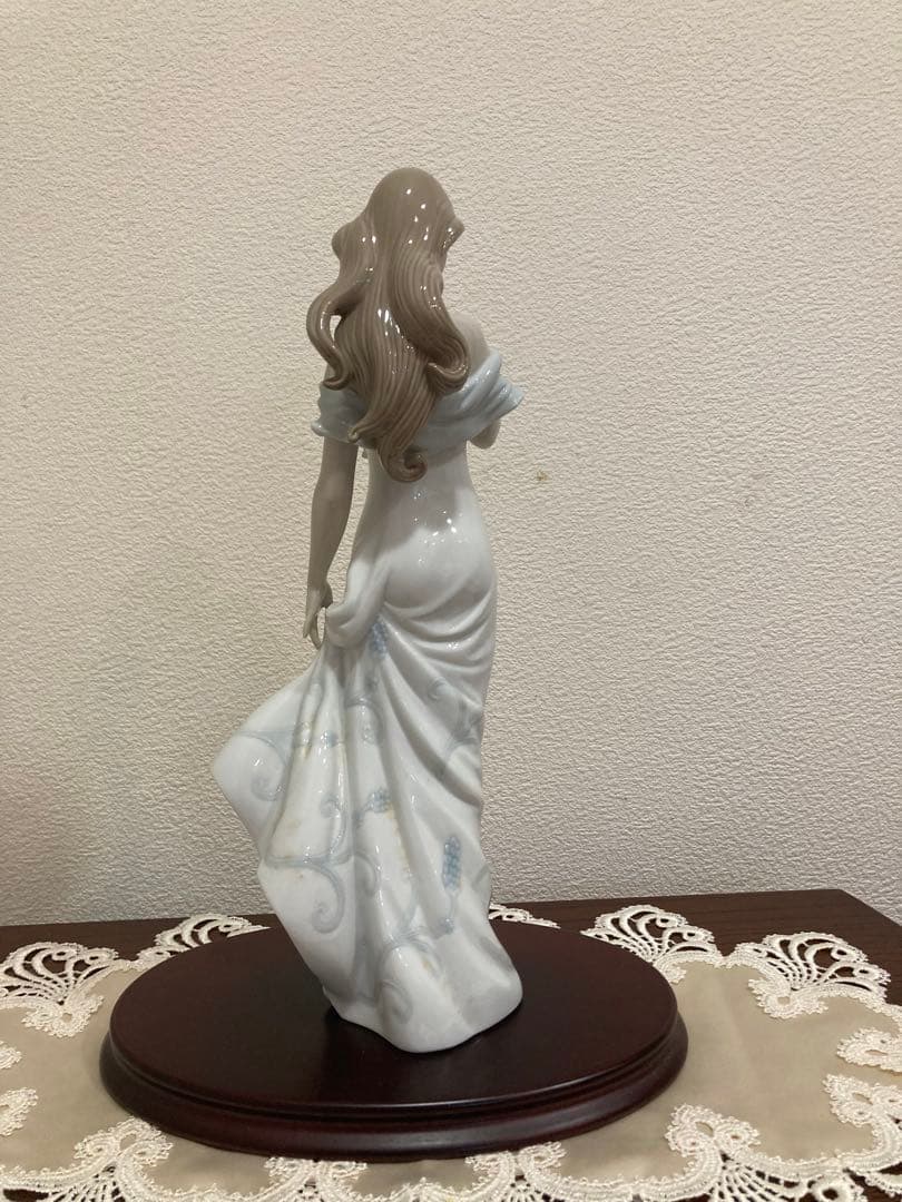 陶器製女性像 白と青のドレス