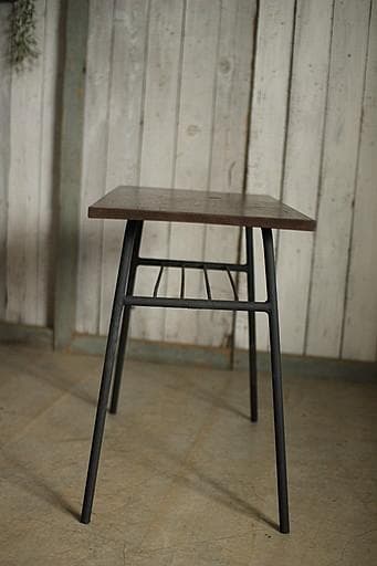 古い小ぶりな古い鉄脚と古材のテーブル　机　作業台　古家具　古道具