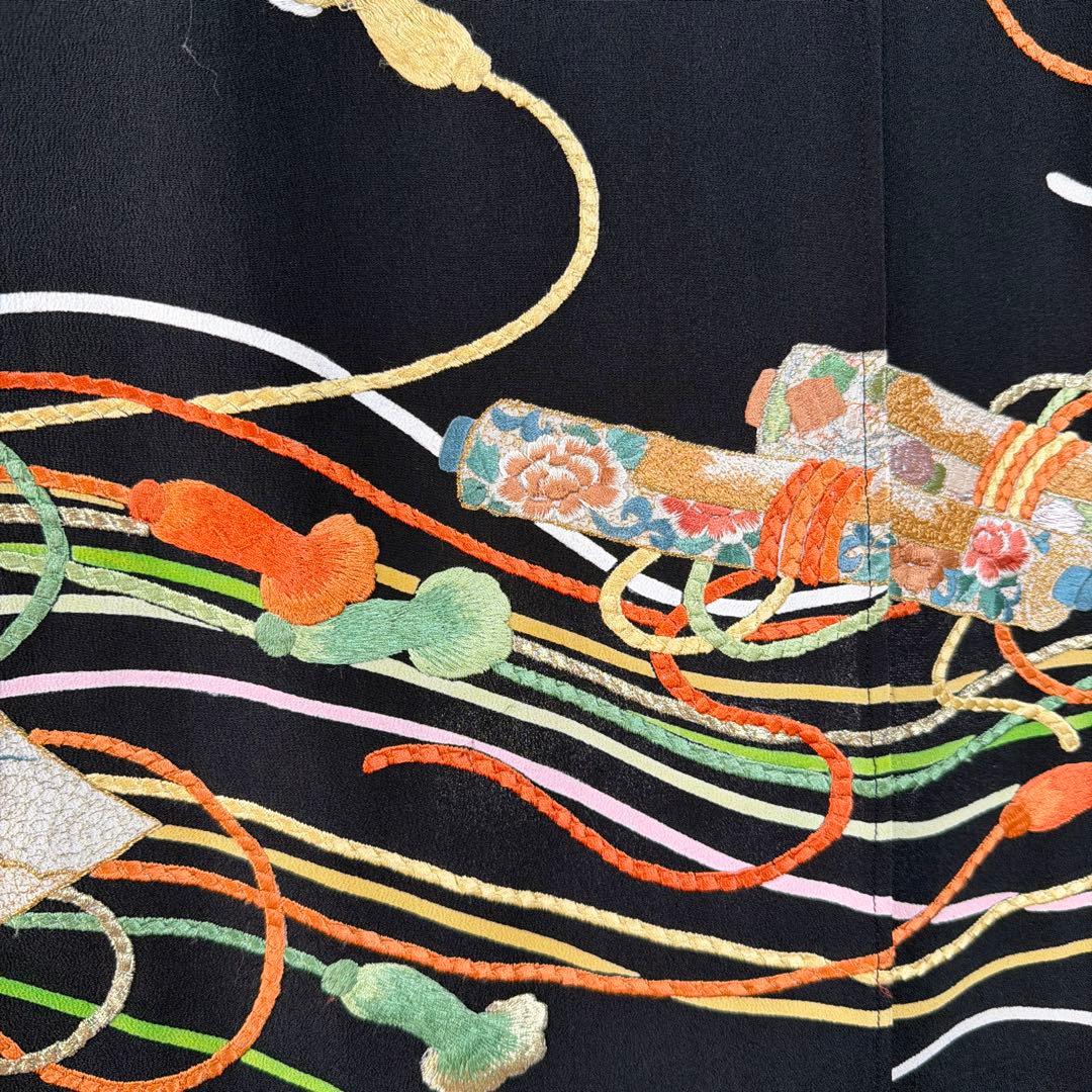 華やかな刺繍の黒いのれん、着物素材、ゴージャスな暖簾のれん