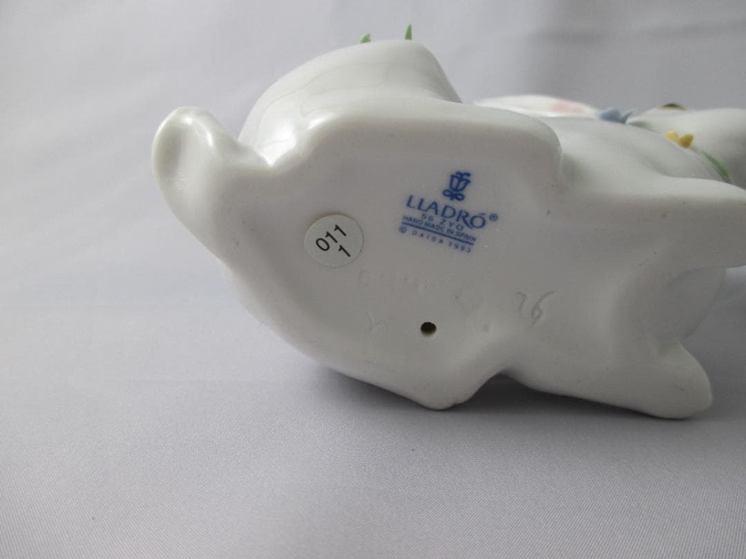 LLADRO リヤドロ 花飾りの白うさぎ