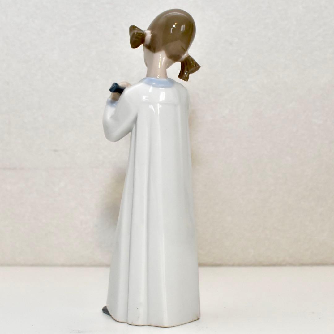 LLADORO ウクレレを弾く少女