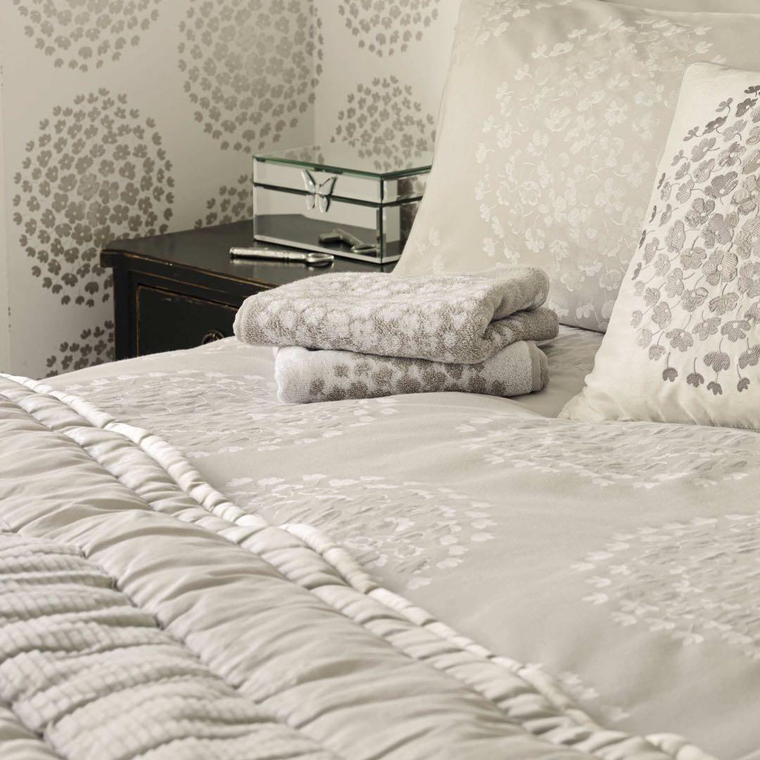 ローラアシュレイ LEILAラージベッドスプレッド　240×260 新品