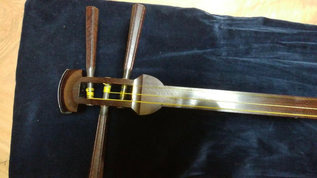 細棹三味線　棹全体に綺麗なすだれ虎斑入りハードケース付宅急便配送料¥1700込