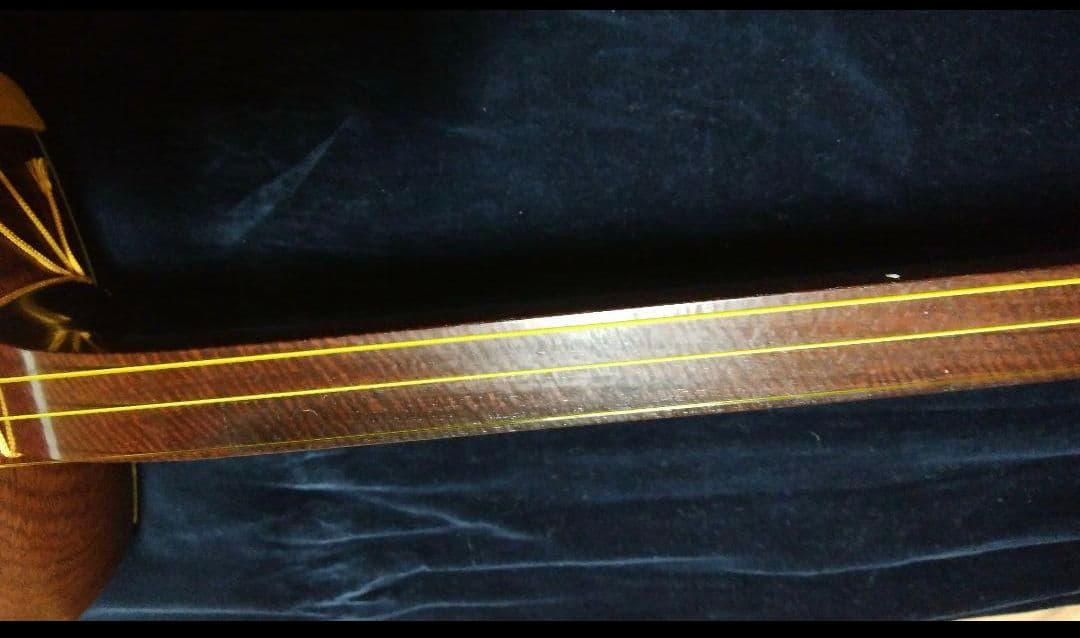 細棹三味線　棹全体に綺麗なすだれ虎斑入りハードケース付宅急便配送料¥1700込