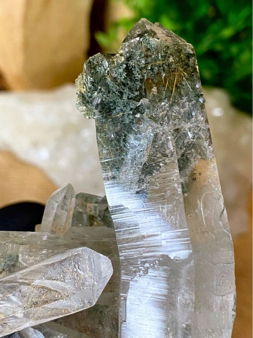 ヒマラヤ水晶クラスター　ベントクォーツ　マニハール産　曲がり水晶　ゴールドルチル