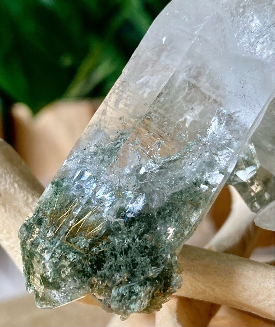 ヒマラヤ水晶クラスター　ベントクォーツ　マニハール産　曲がり水晶　ゴールドルチル