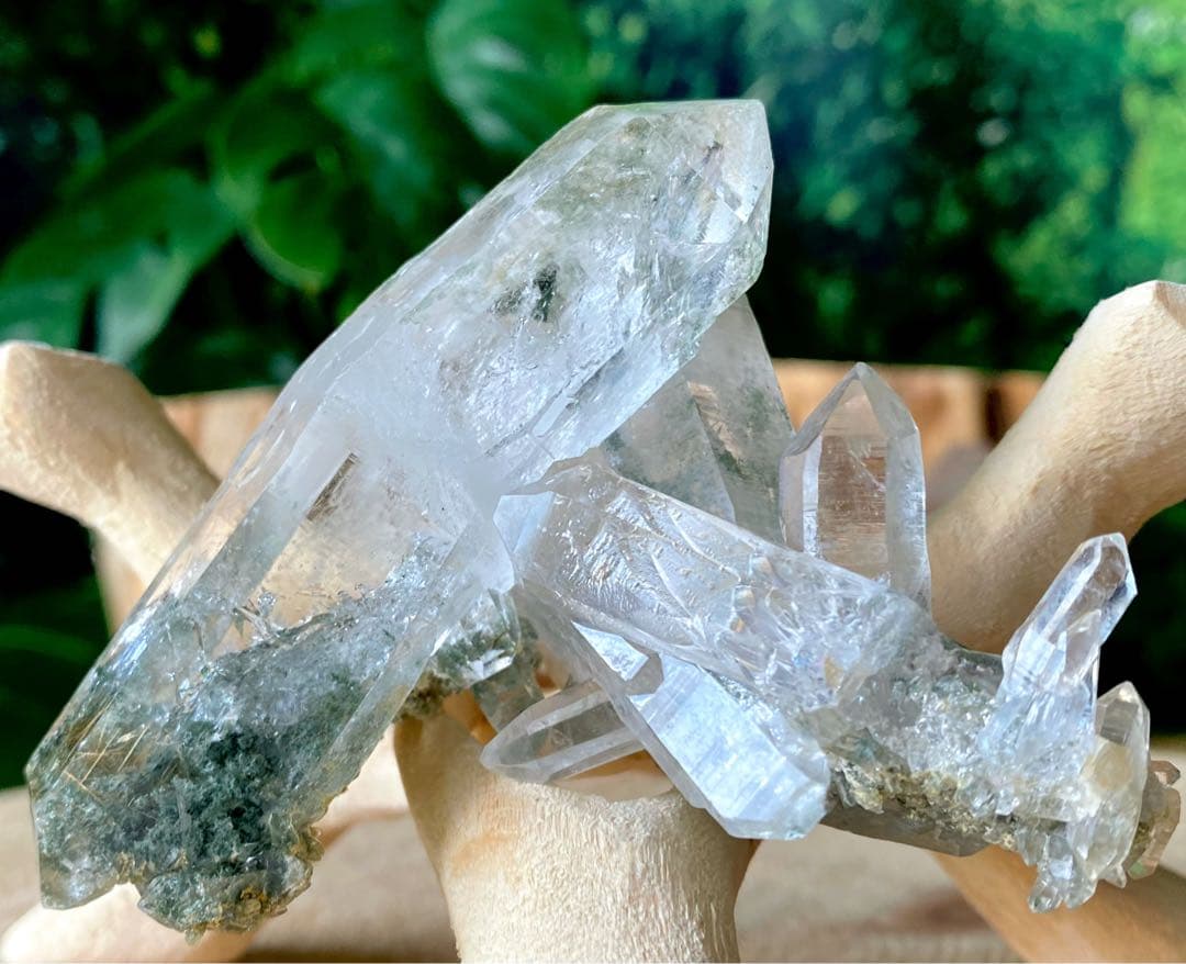 ヒマラヤ水晶クラスター　ベントクォーツ　マニハール産　曲がり水晶　ゴールドルチル