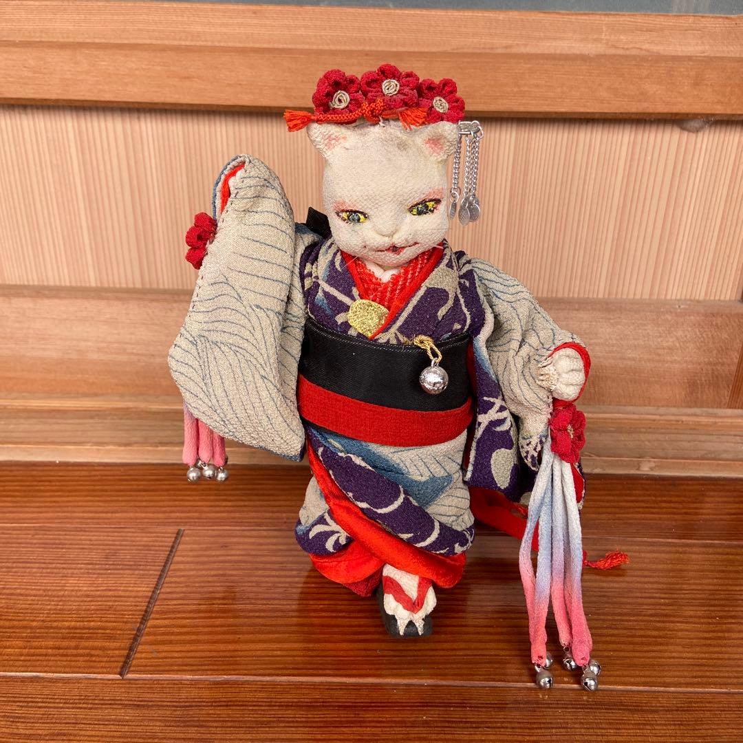 猫のちりめん着物人形 鈴の音色も合わさって可愛いです！ - メルカリ
