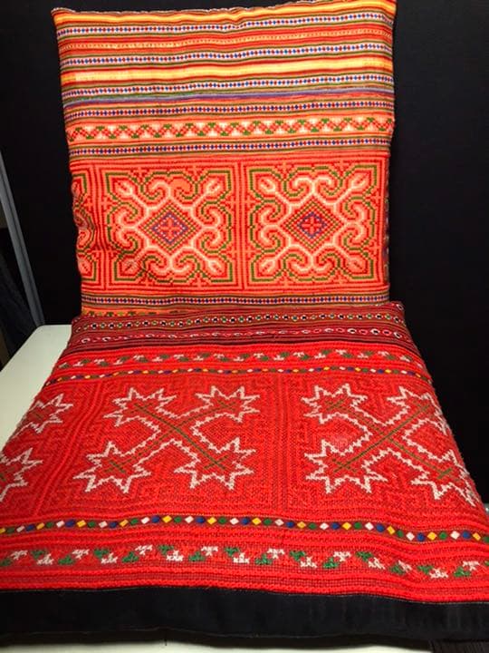 パリのコンランショップで購入した少数民族のビンテージクッションカバー2枚