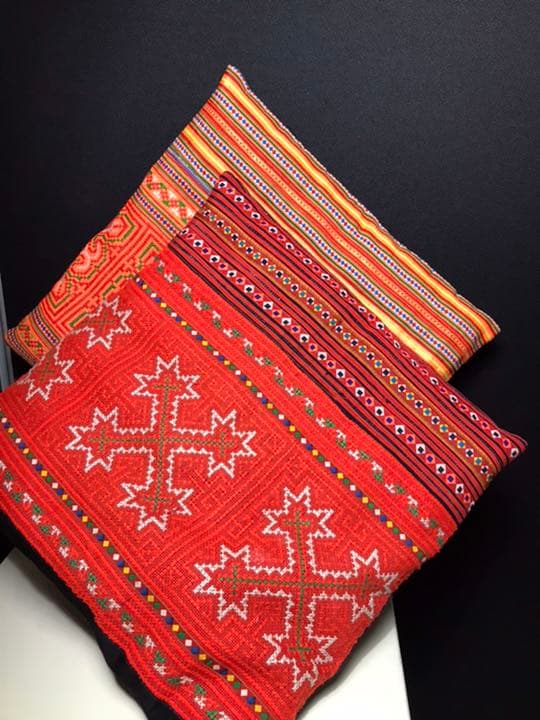 パリのコンランショップで購入した少数民族のビンテージクッションカバー2枚