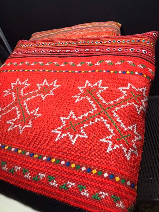 パリのコンランショップで購入した少数民族のビンテージクッションカバー2枚