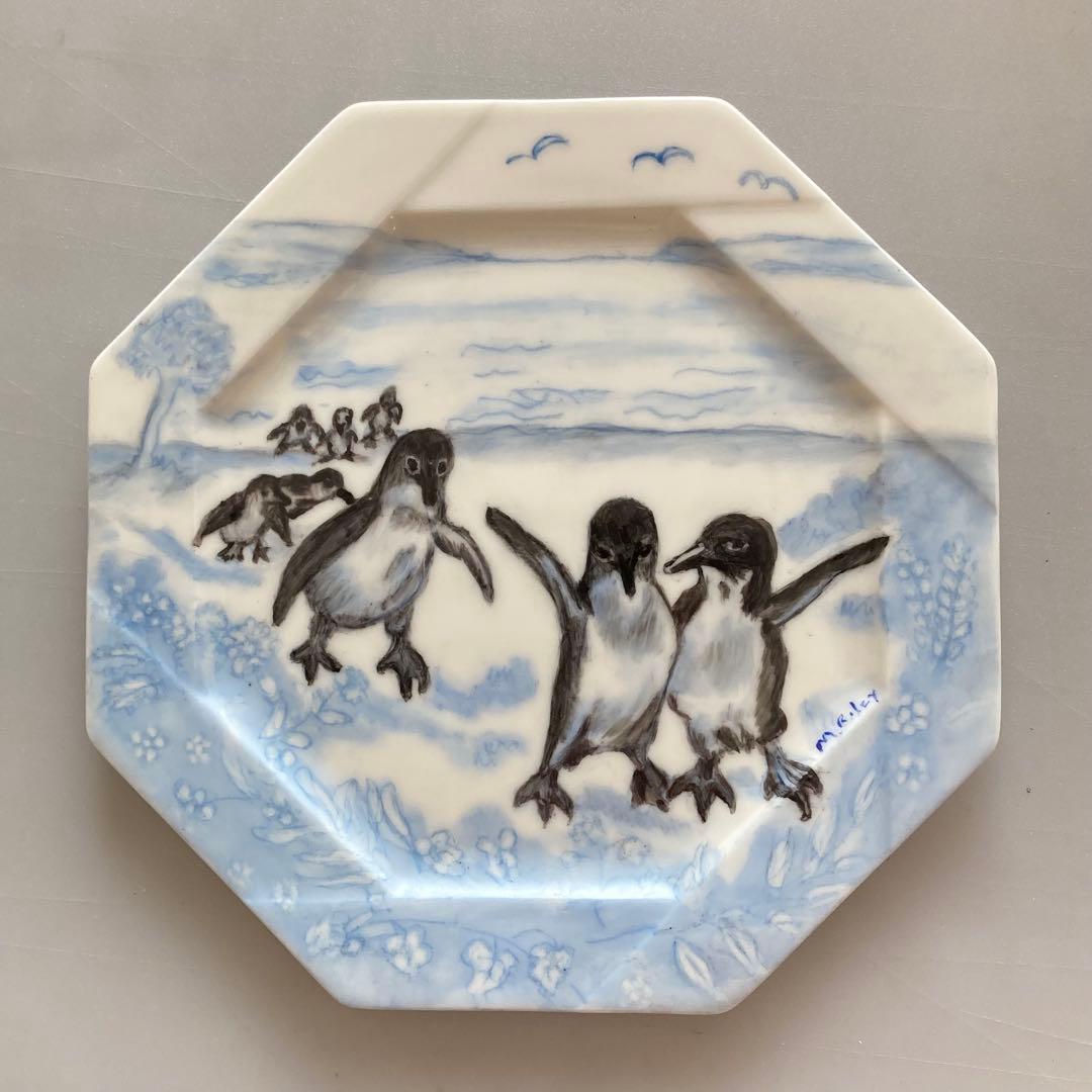 ペンギン絵付け】八角白磁プレート 約18cm 木製折りたたみ皿立て付
