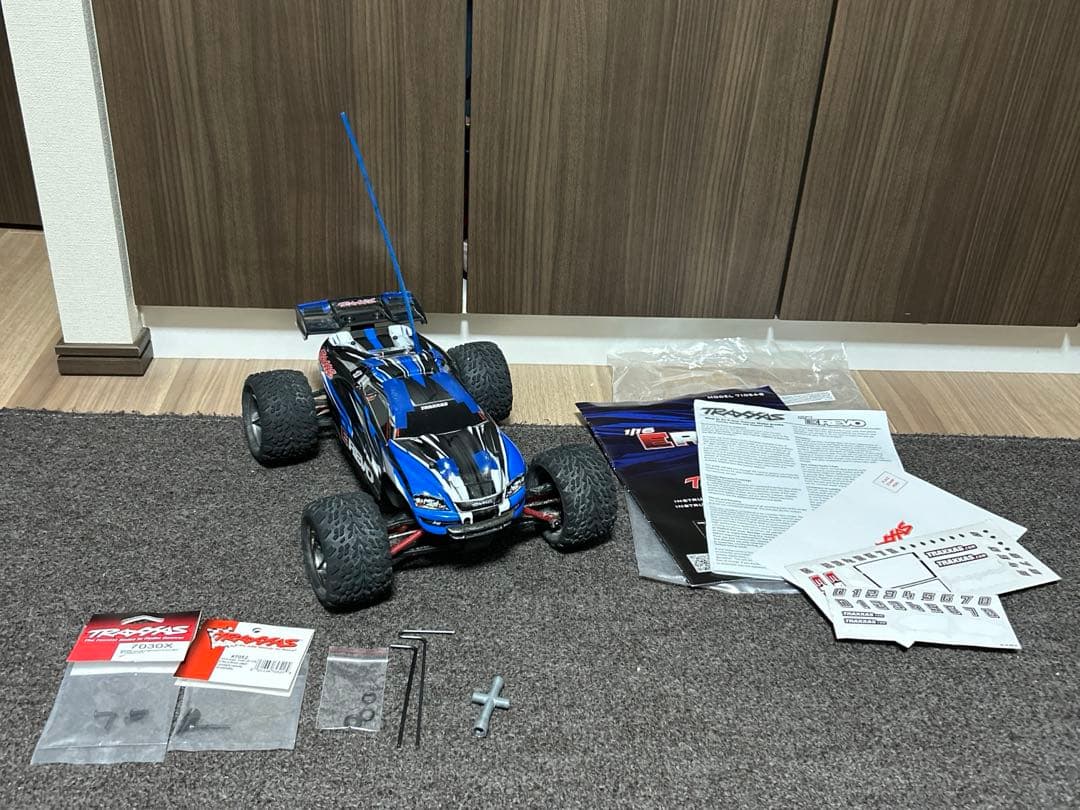 トラクサス　e-revo 1/16 送受信機なし　ほぼノーマル　シャフト交換