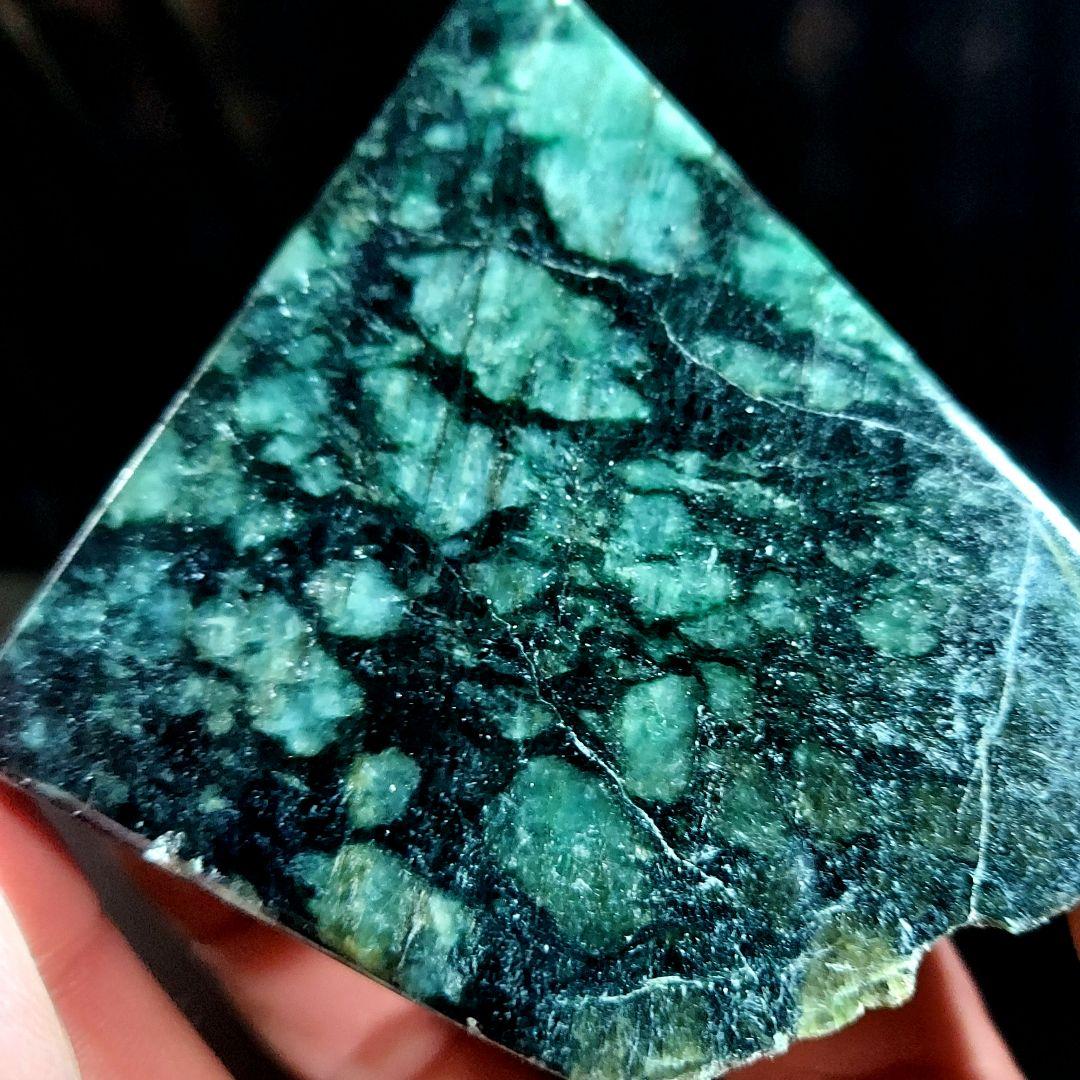 黒とグレーのマーブル模様が渋くかっこいい JADEITE本翡翠 4面磨き 546