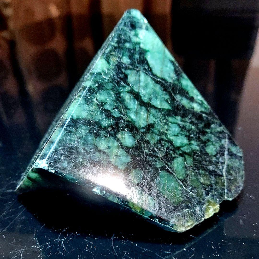 黒とグレーのマーブル模様が渋くかっこいい JADEITE本翡翠 4面磨き 546